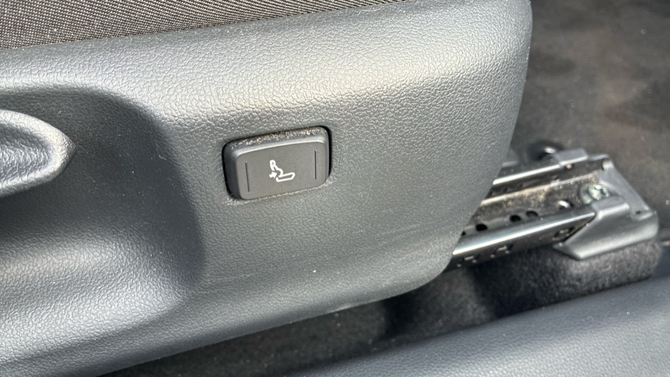 Toyota Yaris Cross 1.5 Hybrid Design 5dr CVT Hybrid Estate - Image 26