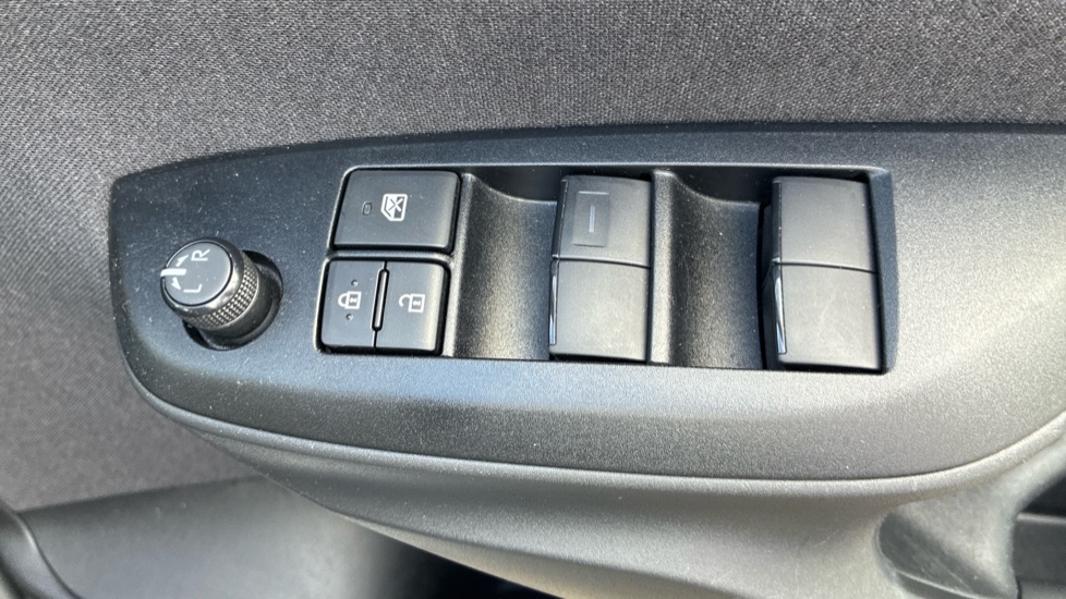 Toyota Yaris Cross 1.5 Hybrid Design 5dr CVT Hybrid Estate - Image 27