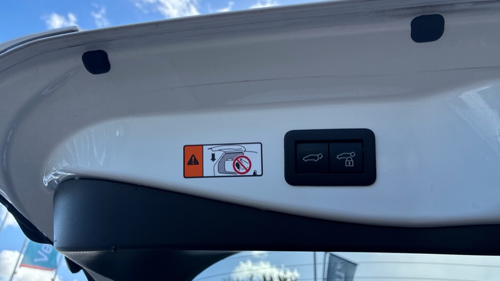 Toyota C-HR 1.8 Hybrid Design 5dr CVT Hybrid Hatchback - Image 8