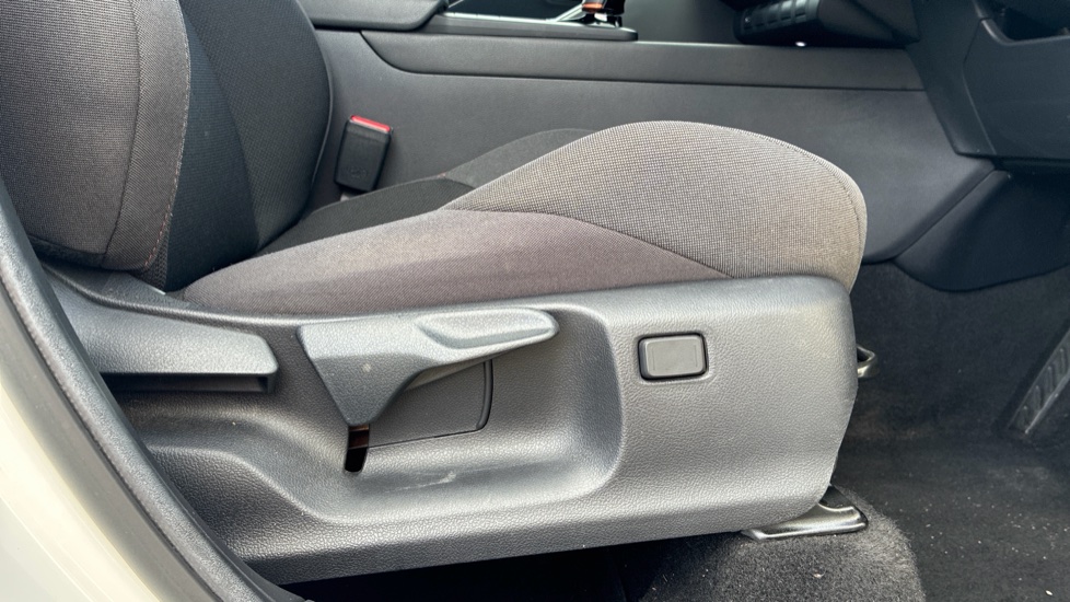 Toyota C-HR 1.8 Hybrid Design 5dr CVT Hybrid Hatchback - Image 38
