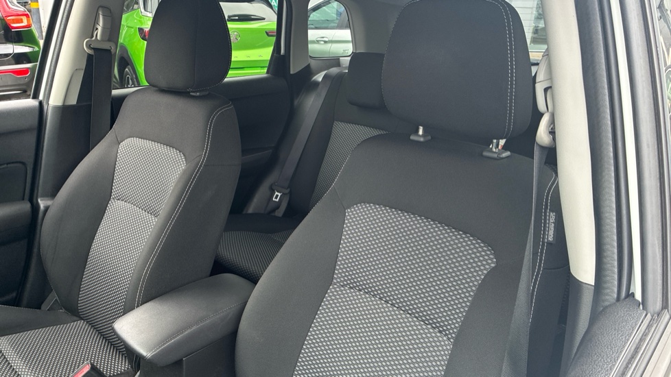 Suzuki Vitara 1.4 Boosterjet 48V Hybrid SZ-T 5dr Petrol Estate - Image 8