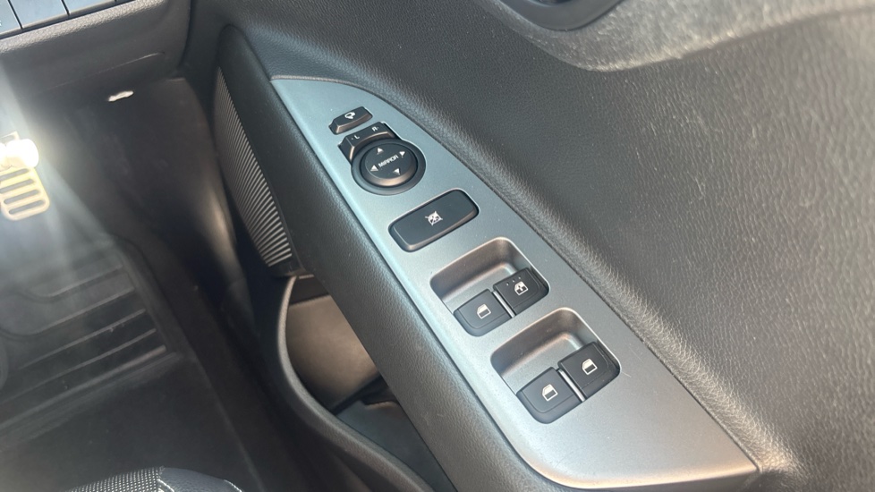 Kia Stonic 1.0T GDi 48V GT-Line 5dr Petrol Estate - Image 32