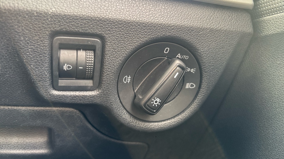 Skoda Kamiq 1.0 TSI 95 SE Drive 5dr Petrol Hatchback - Image 33