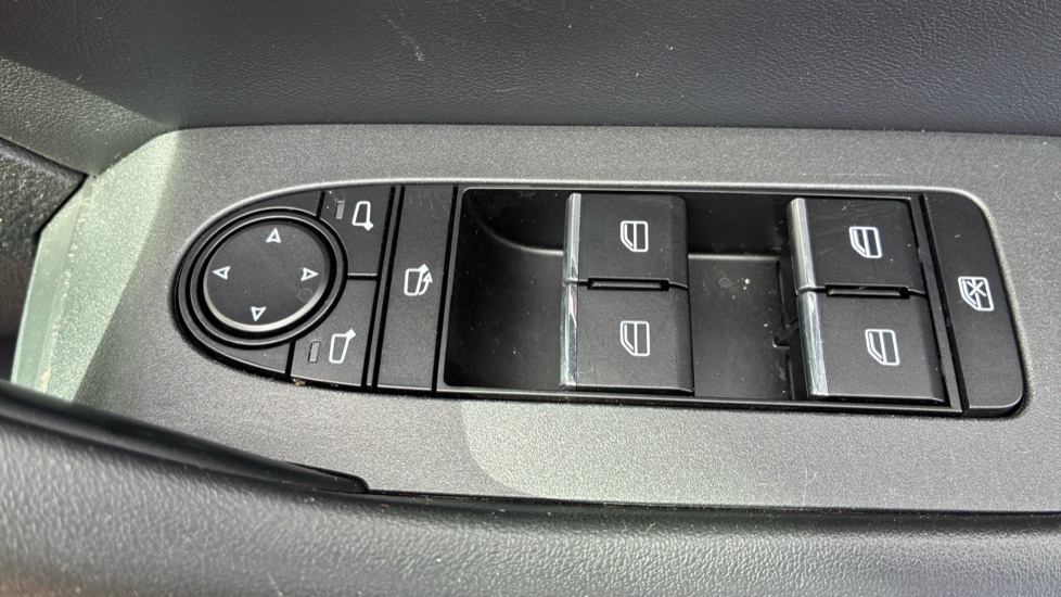 Mazda CX-60 2.5 PHEV Exclusive-Line 5dr Auto Estate - Image 31