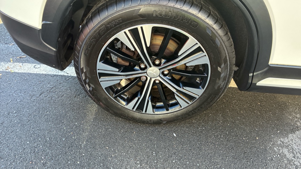 Mitsubishi Eclipse Cross 1.5 4 5dr CVT 4WD Petrol Hatchback - Image 32