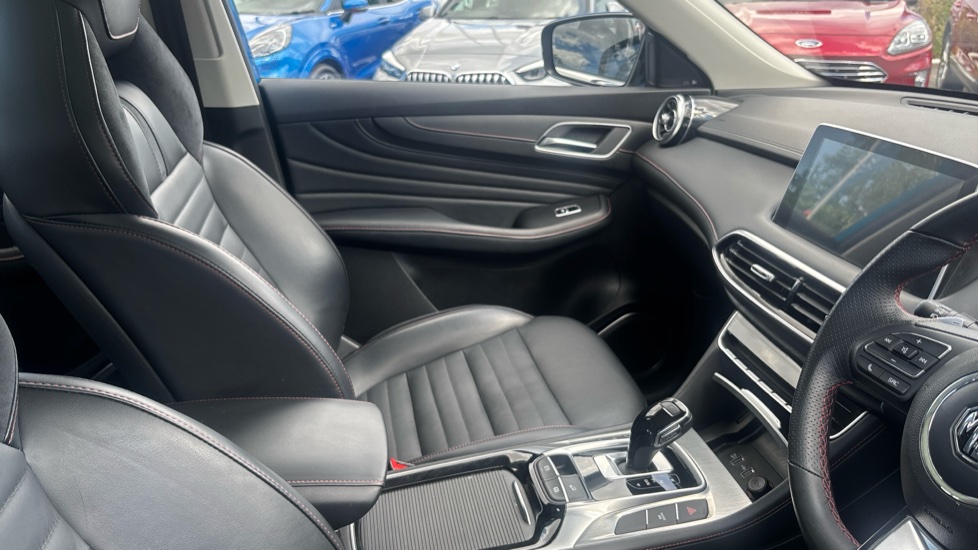 MG HS 1.5 T-GDI Exclusive 5dr DCT Petrol Hatchback - Image 14