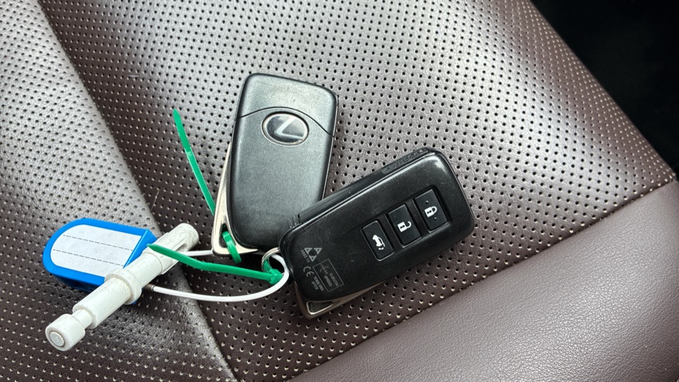 Lexus RX 200t 2.0 Luxury 5dr Auto Petrol Estate - Image 32