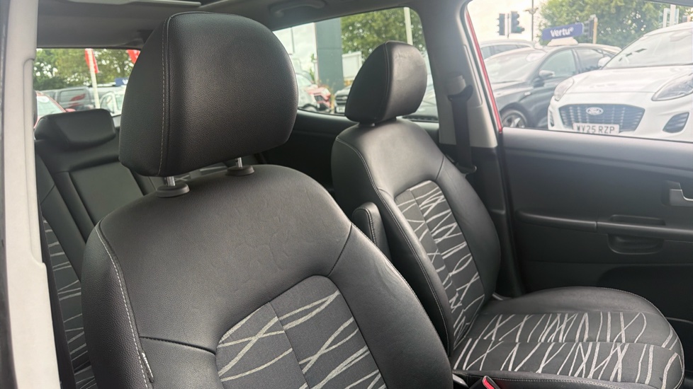 Kia Venga 1.6 4 5dr Auto [6] Petrol Hatchback - Image 26