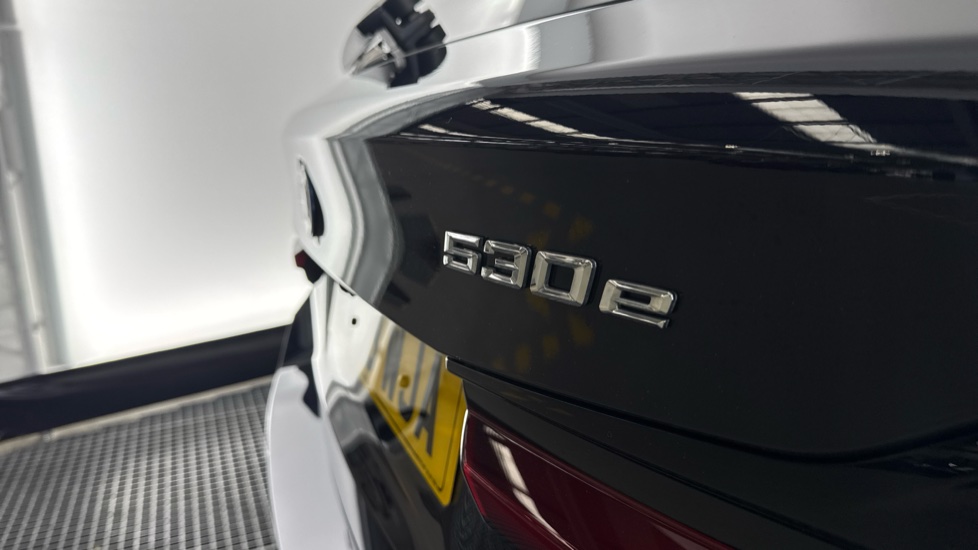 BMW 5 Series 530e xDrive M Sport 5dr Auto [Pro Pack] Estate - Image 24