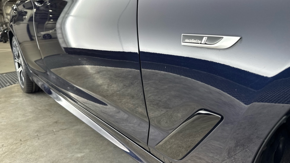 BMW 5 Series 530e xDrive M Sport 5dr Auto [Pro Pack] Estate - Image 32