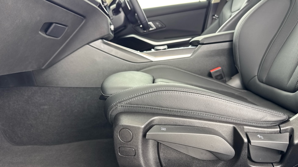 BMW 3 Series 330e 22.3 kWh Sport 4dr Step Auto Saloon - Image 32