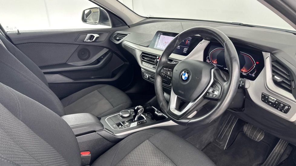 BMW 1 Series 118i [136] SE 5dr Step Auto [Live Cockpit Pro] Petrol Hatchback - Image 6