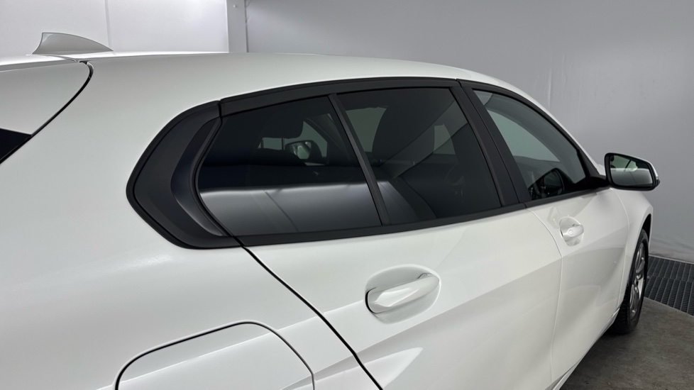 BMW 1 Series 118i [136] SE 5dr Step Auto [Live Cockpit Pro] Petrol Hatchback - Image 26