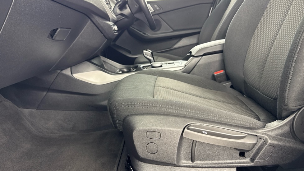 BMW 1 Series 118i [136] SE 5dr Step Auto [Live Cockpit Pro] Petrol Hatchback - Image 31
