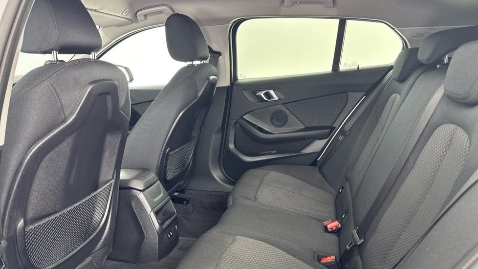 BMW 1 Series 118i [136] SE 5dr Step Auto [Live Cockpit Pro] Petrol Hatchback - Image 33