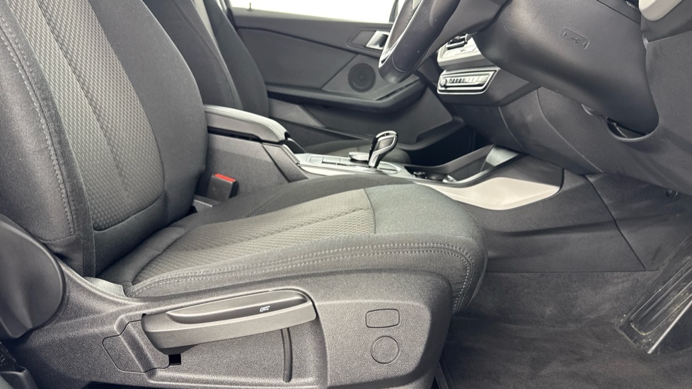 BMW 1 Series 118i [136] SE 5dr Step Auto [Live Cockpit Pro] Petrol Hatchback - Image 39