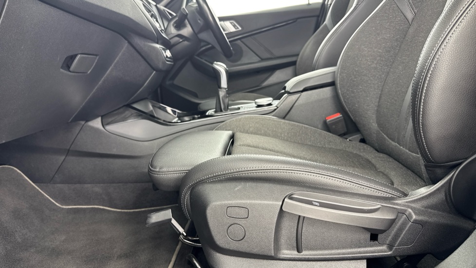 BMW 1 Series 118i Sport 5dr Petrol Hatchback - Image 31