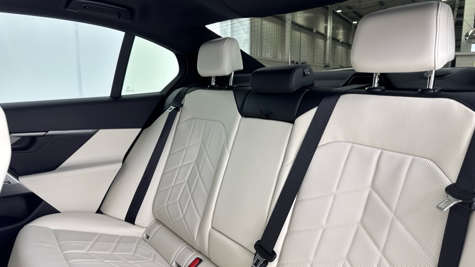 BMW i5 250kW eDrive40 M Sport 84kWh 4dr Auto Electric Saloon - Image 12