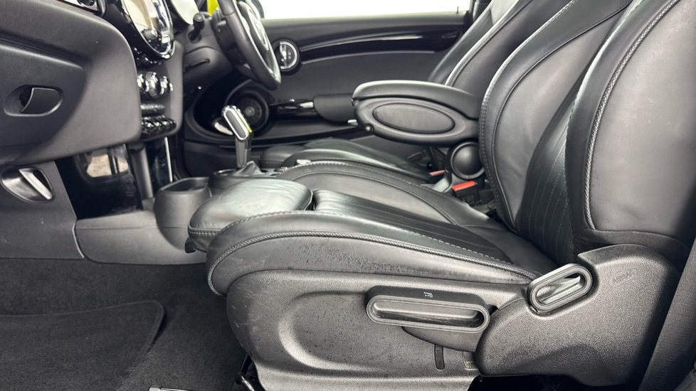 MINI Hatchback 135kW Cooper S Level 3 33kWh 3dr Auto Electric Hatchback - Image 37