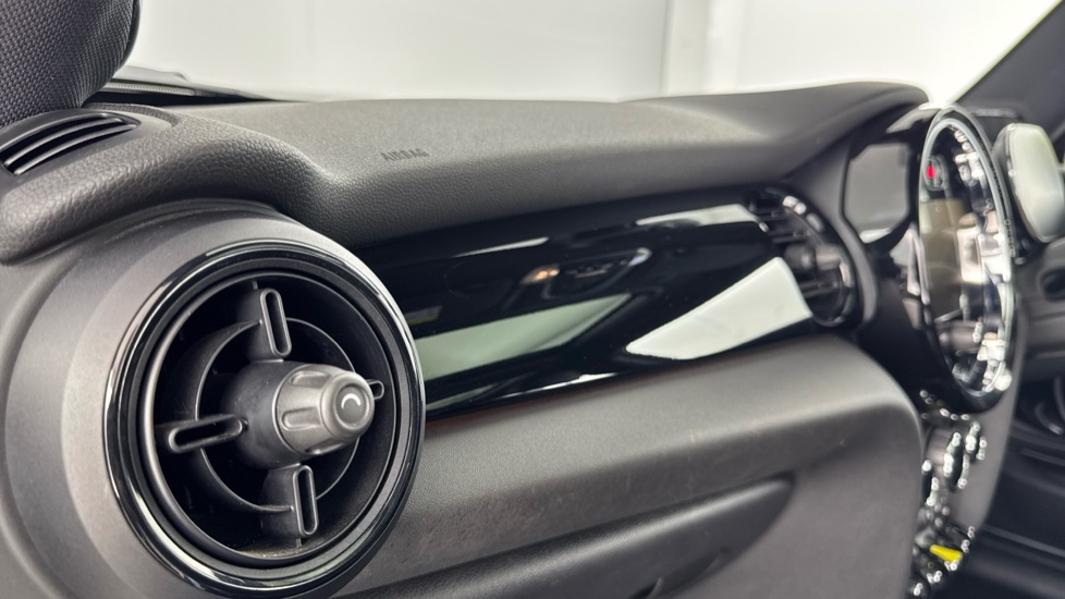 MINI Hatchback 135kW Cooper S Level 3 33kWh 3dr Auto Electric Hatchback - Image 38
