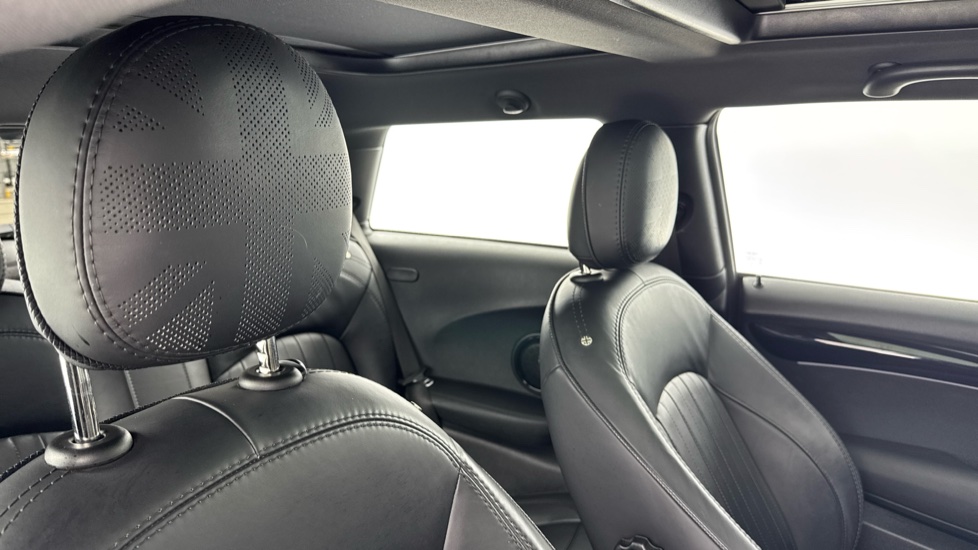 MINI Hatchback 135kW Cooper S Level 3 33kWh 3dr Auto Electric Hatchback - Image 50
