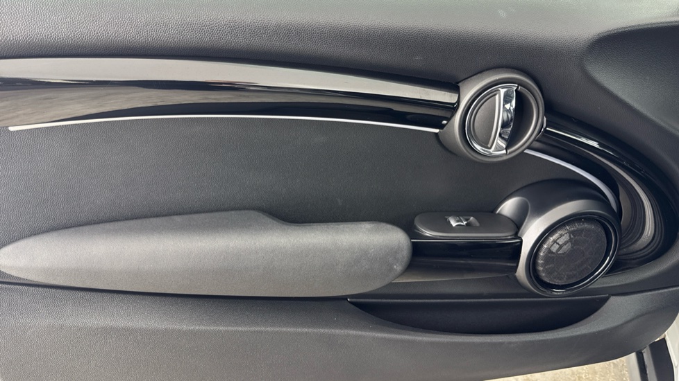 MINI Hatchback 135kW Cooper S Level 3 33kWh 3dr Auto Electric Hatchback - Image 33