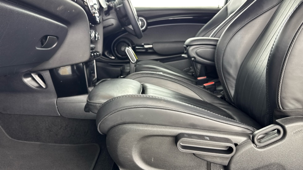 MINI Hatchback 135kW Cooper S Level 3 33kWh 3dr Auto Electric Hatchback - Image 34