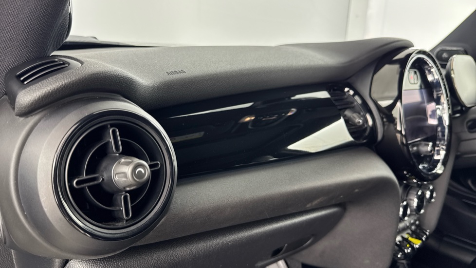 MINI Hatchback 135kW Cooper S Level 3 33kWh 3dr Auto Electric Hatchback - Image 35