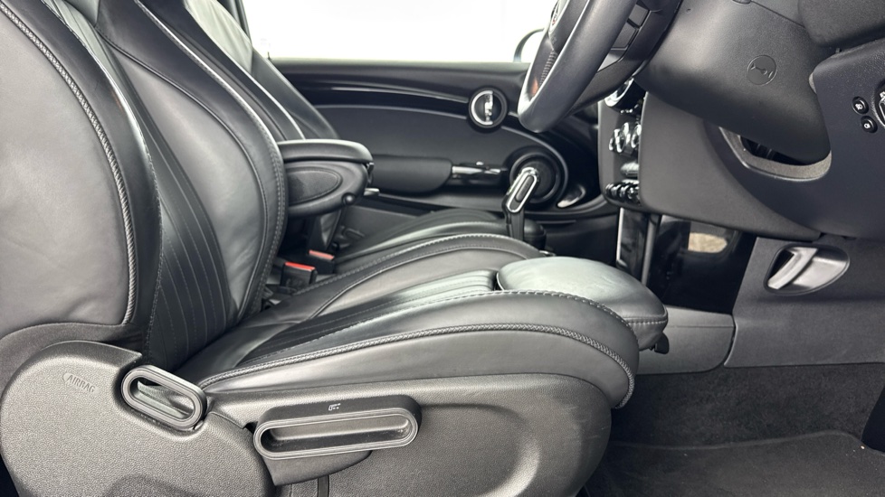 MINI Hatchback 135kW Cooper S Level 3 33kWh 3dr Auto Electric Hatchback - Image 42