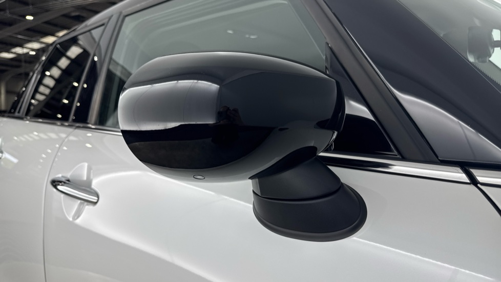 MINI Hatchback 1.5 Cooper Classic Premium 5dr Auto Petrol Hatchback - Image 27
