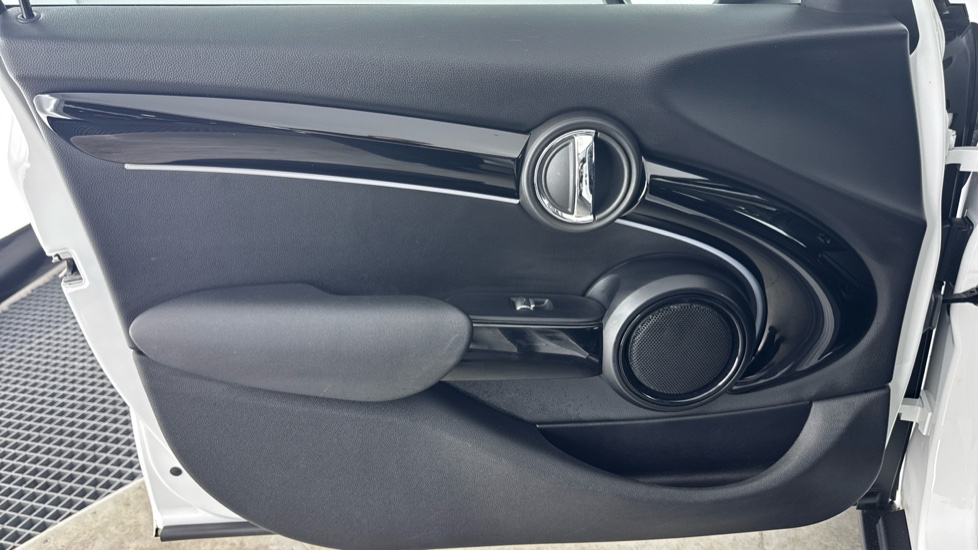 MINI Hatchback 1.5 Cooper Classic Premium 5dr Auto Petrol Hatchback - Image 31