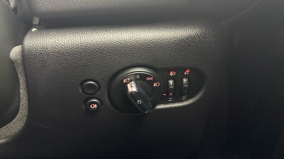MINI Hatchback 1.5 Cooper Classic Premium 5dr Auto Petrol Hatchback - Image 47