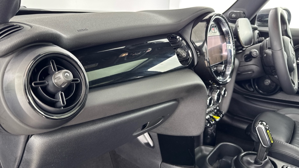 MINI Hatchback 135kW Cooper S Level 3 33kWh 3dr Auto Electric Hatchback - Image 34