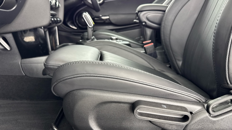 MINI Hatchback 135kW Cooper S Level 3 33kWh 3dr Auto Electric Hatchback - Image 35