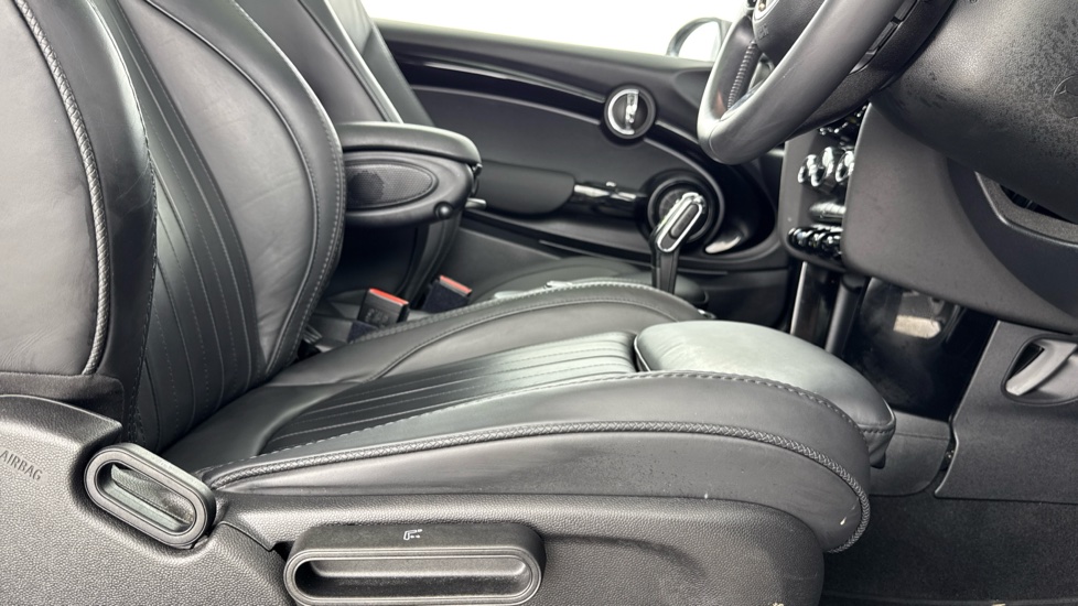 MINI Hatchback 135kW Cooper S Level 3 33kWh 3dr Auto Electric Hatchback - Image 42