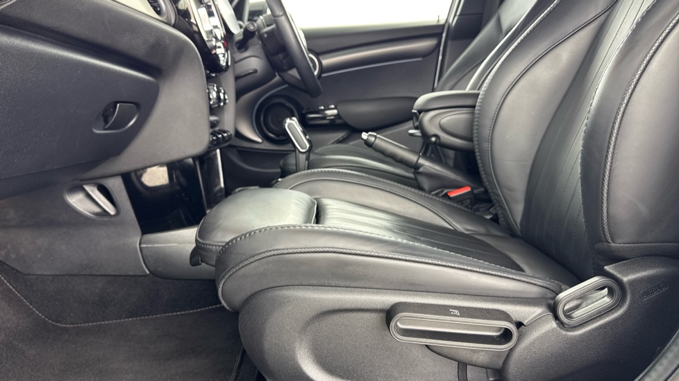 MINI Hatchback 1.5 Cooper Exclusive Premium 5dr Auto Petrol Hatchback - Image 32