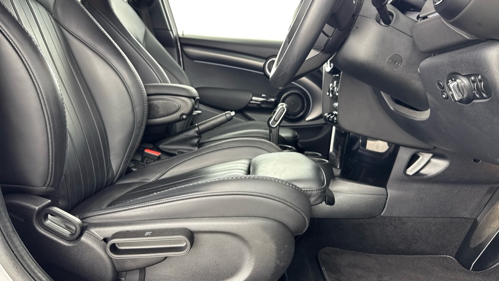 MINI Hatchback 1.5 Cooper Exclusive Premium 5dr Auto Petrol Hatchback - Image 40