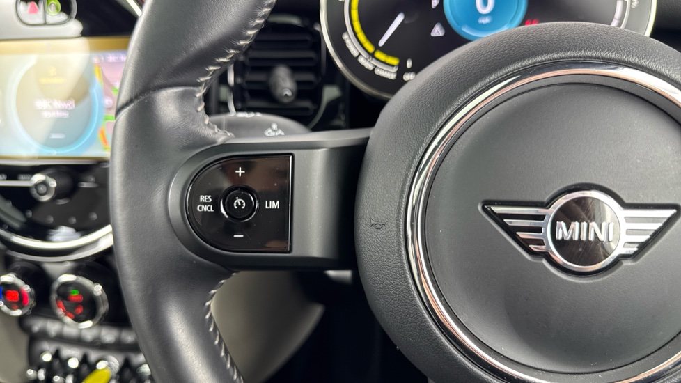 MINI Hatchback 135kW Cooper S Level 3 33kWh 3dr Auto Electric Hatchback - Image 17