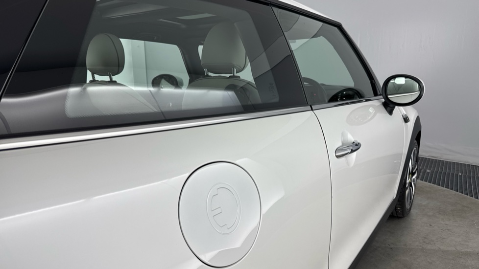 MINI Hatchback 135kW Cooper S Level 3 33kWh 3dr Auto Electric Hatchback - Image 28