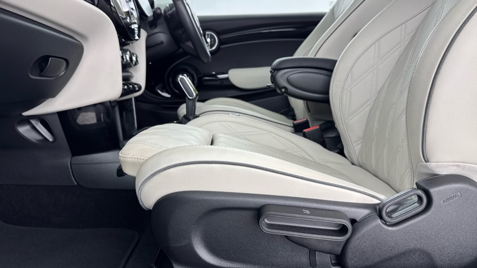 MINI Hatchback 135kW Cooper S Level 3 33kWh 3dr Auto Electric Hatchback - Image 35