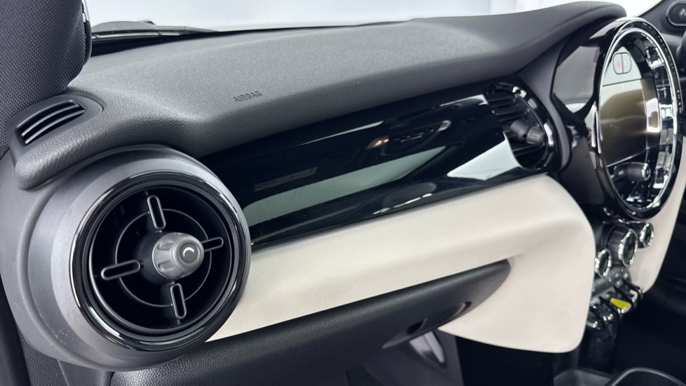 MINI Hatchback 135kW Cooper S Level 3 33kWh 3dr Auto Electric Hatchback - Image 36