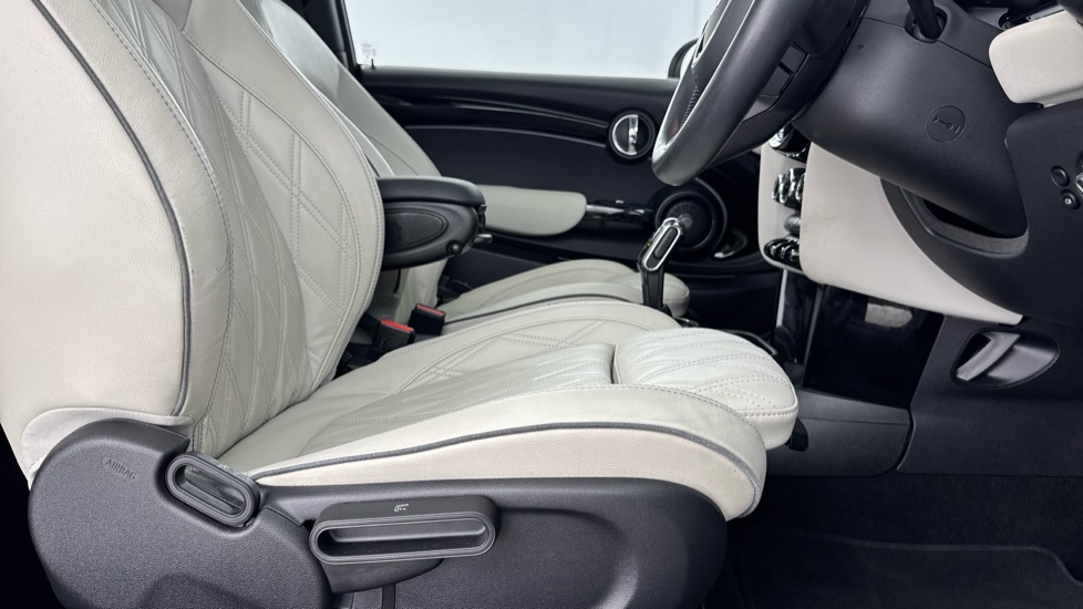 MINI Hatchback 135kW Cooper S Level 3 33kWh 3dr Auto Electric Hatchback - Image 42