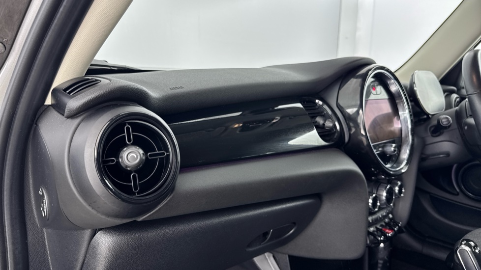 MINI Hatchback 1.5 Cooper Classic Premium 5dr Auto Petrol Hatchback - Image 31
