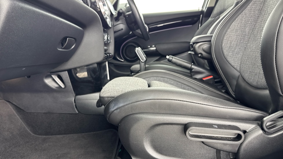 MINI Hatchback 1.5 Cooper Classic Premium 5dr Auto Petrol Hatchback - Image 33