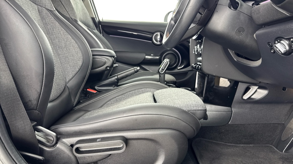 MINI Hatchback 1.5 Cooper Classic Premium 5dr Auto Petrol Hatchback - Image 38
