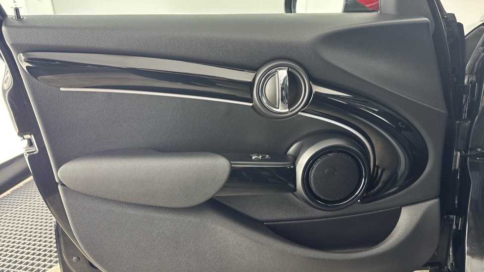 MINI Hatchback 1.5 Cooper Classic Premium 5dr Auto Petrol Hatchback - Image 31