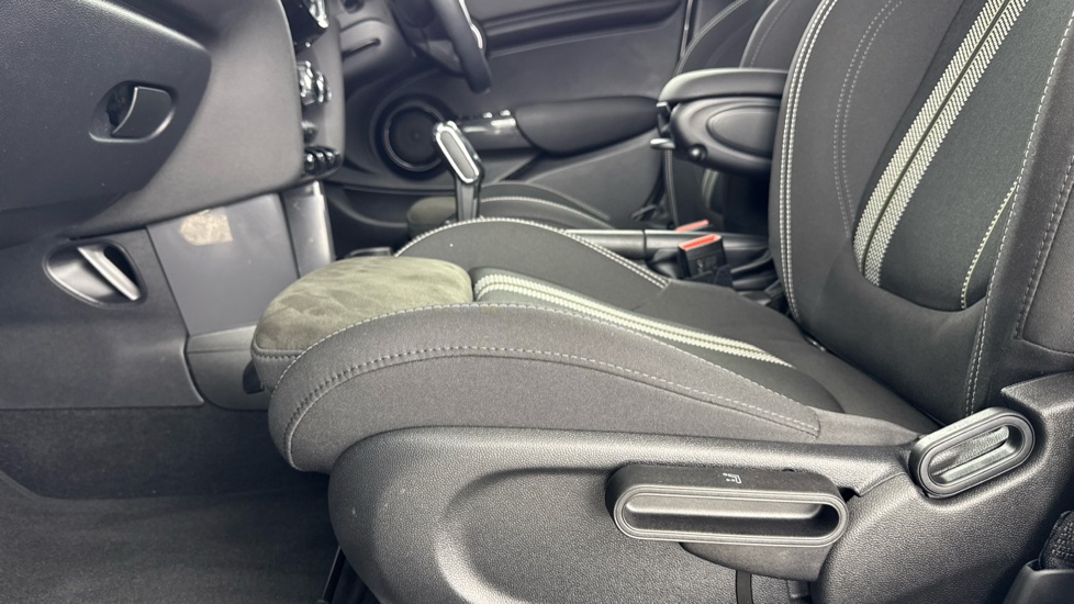 MINI Hatchback 1.5 Cooper Sport II 5dr Auto Petrol Hatchback - Image 33