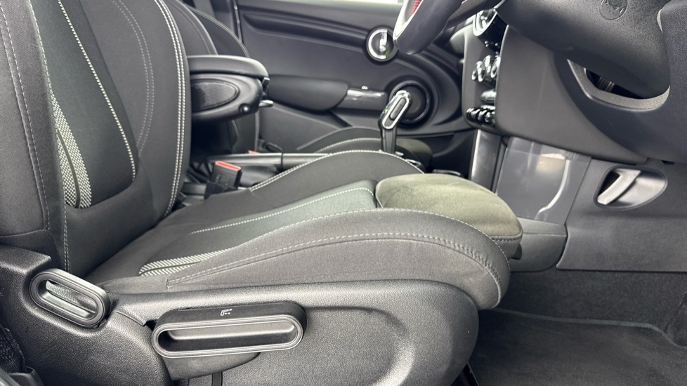 MINI Hatchback 1.5 Cooper Sport II 5dr Auto Petrol Hatchback - Image 39