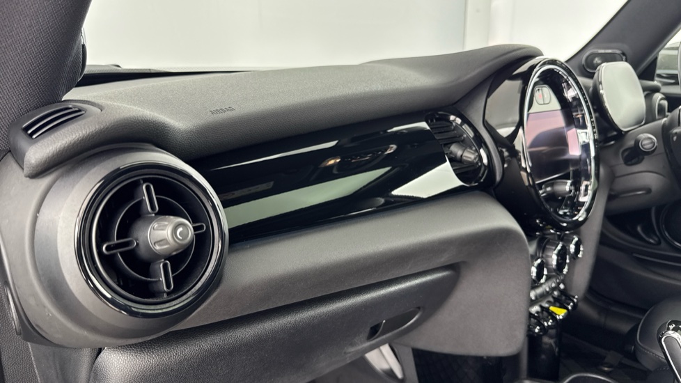 MINI Hatchback 135kW Cooper S Level 3 33kWh 3dr Auto Electric Hatchback - Image 34