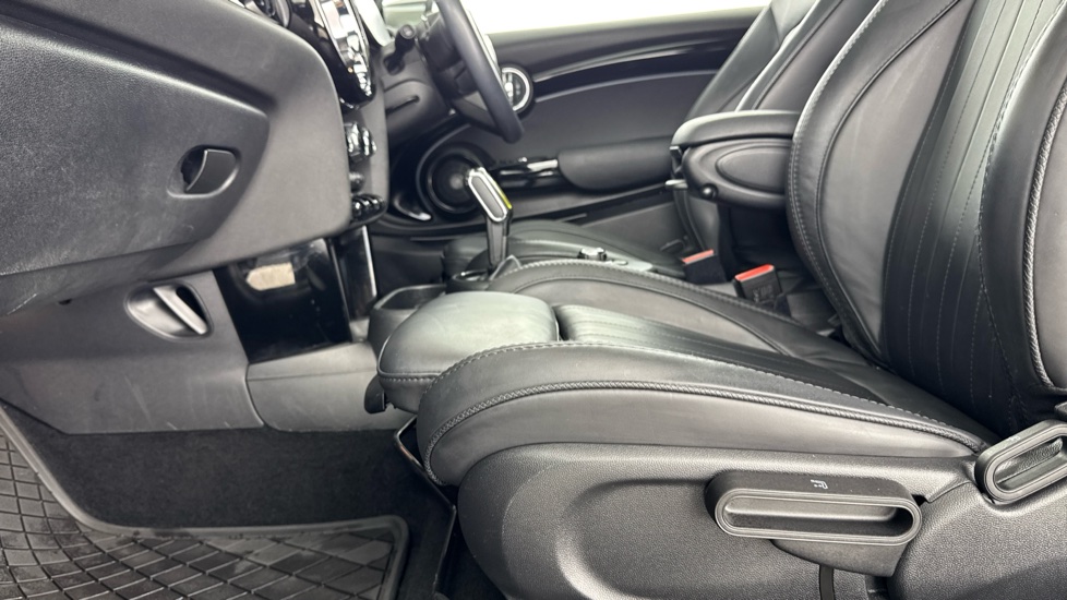 MINI Hatchback 135kW Cooper S Level 3 33kWh 3dr Auto Electric Hatchback - Image 35